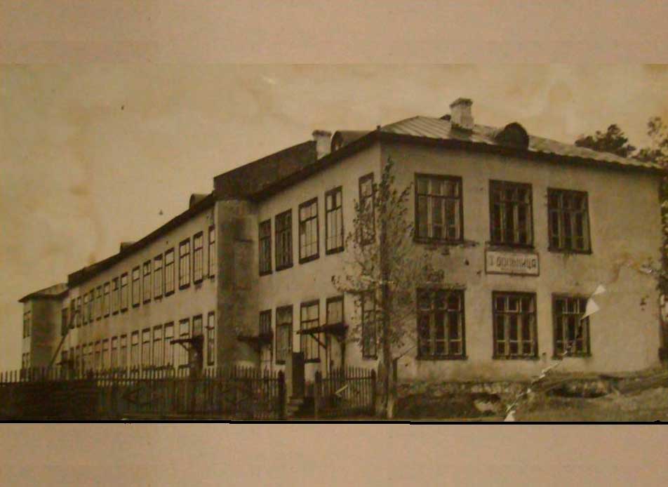 В  1927-1928 годах одновременно со строительством судоремонтного завода  воздвигается здание  поликлиники