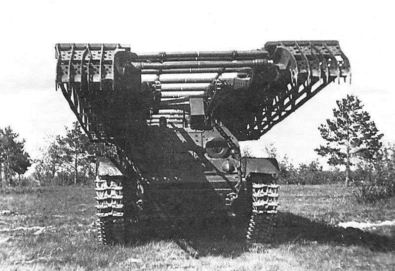 Мостовой танк ИТ-28 на испытаниях. НИБТ полигон в Кубинке, июнь 1940 года Мостовой танк ИТ-28 на испытаниях. НИБТ полигон в Кубинке, июнь 1940 года
