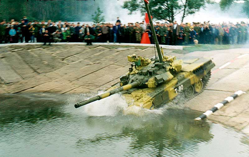 Т-90 с поднятой трубой ОПВТ для преодоления водных преград по дну