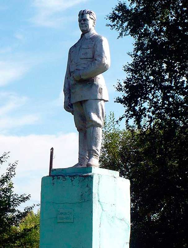 Памятник С. М. Кирову в Окуловке, Новгородская область, Россия