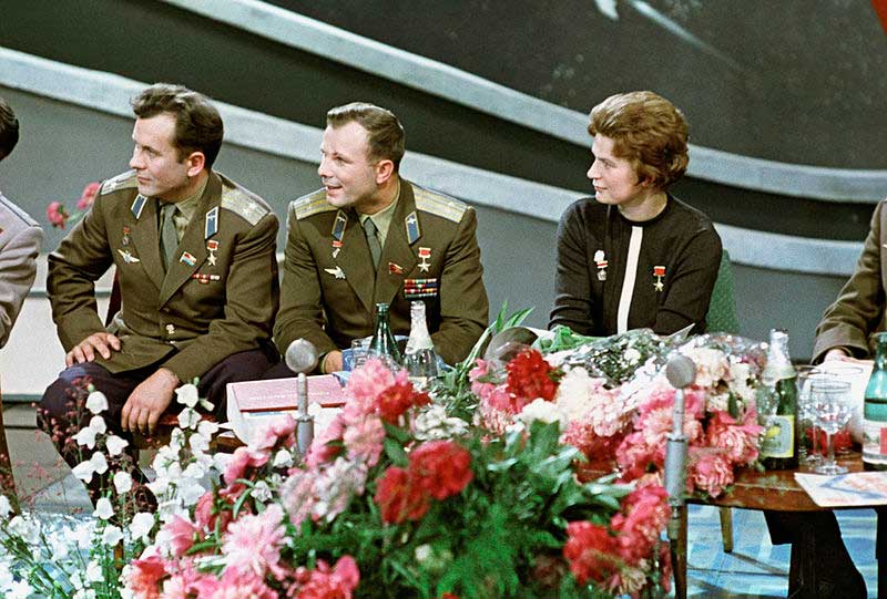 Советские космонавты слева направо: Павел Попович, Юрий Гагарин, Валентина Терешкова в студии телевидения, Москва 1 января 1964 года Советские космонавты слева направо: Павел Попович, Юрий Гагарин, Валентина Терешкова в студии телевидения, Москва 1 января 1964 года
