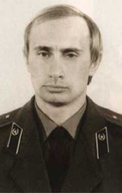 Владимир Путин в форме офицера КГБ Владимир Путин в форме офицера КГБ