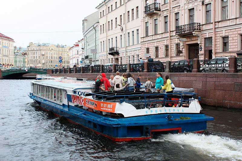 Туристический катер на реке Мойке Туристический катер на реке Мойке