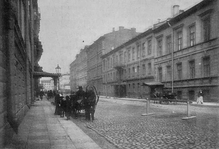 Доходный дом Е. Томиловой, в котором с 25 августа 1854 по 27 апреля 1856 года жил М. И. Глинка
