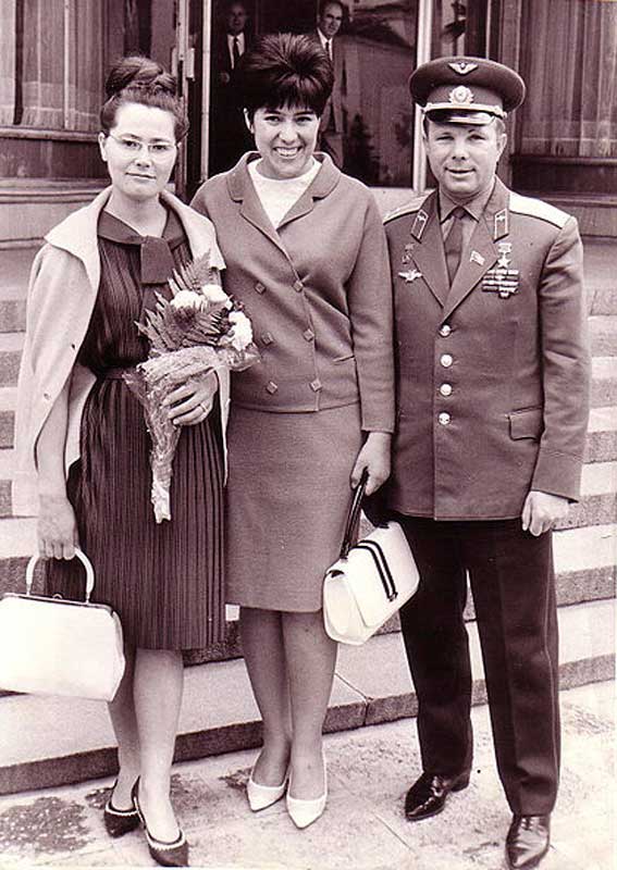 Валентина Гагарина, С. Эйвазова, Юрий Гагарин. Болгария, 1966 год Валентина Гагарина, С. Эйвазова, Юрий Гагарин. Болгария, 1966 год