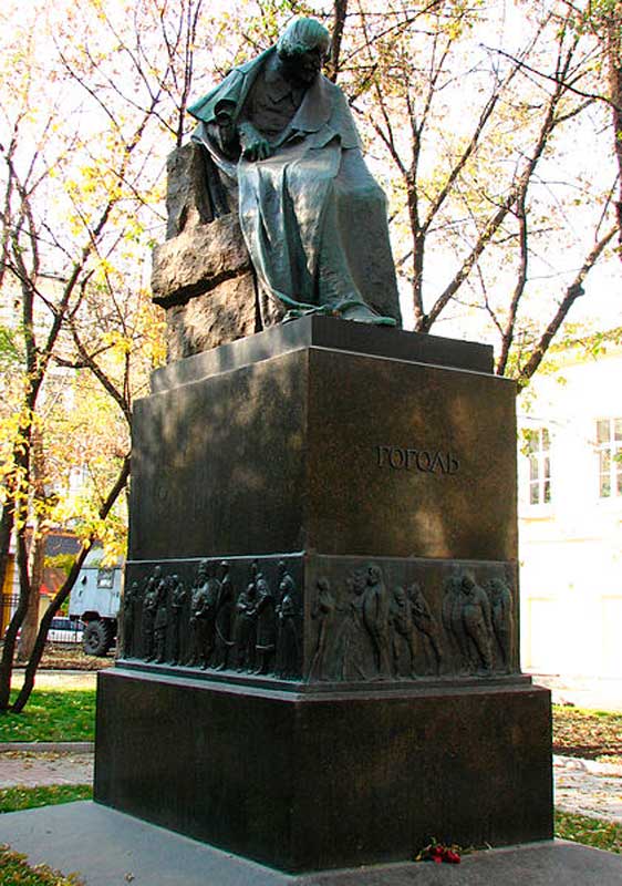 Памятник Н. В. Гоголю работы скульптора Н. А. Андреева (1909) Памятник Н. В. Гоголю работы скульптора Н. А. Андреева (1909)
