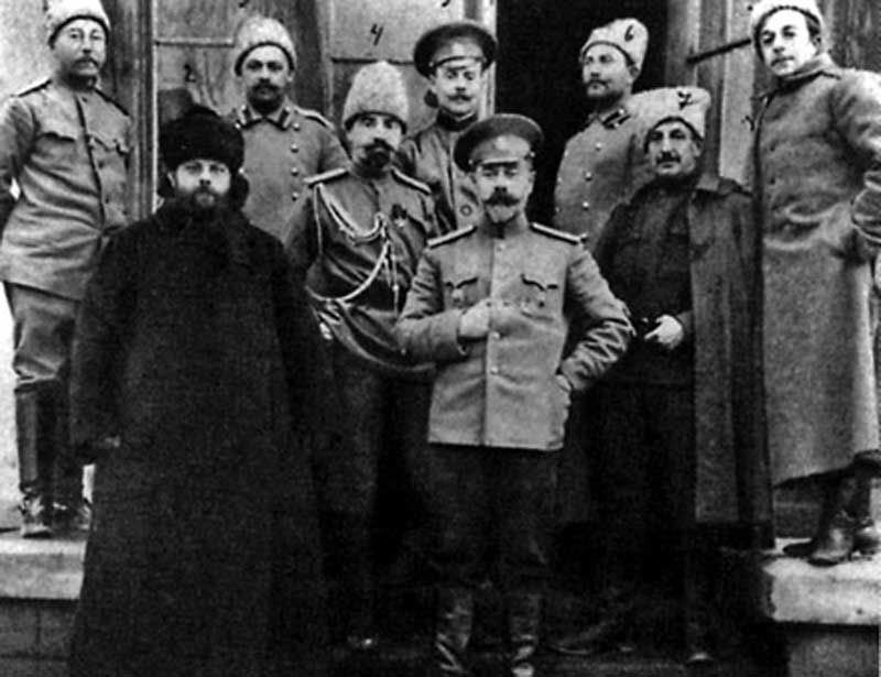 Командир 4-й стрелковой бригады генерал-майор Деникин (в центре) со своим штабом, город Осек, 8 (21) декабря 1914 года Командир 4-й стрелковой бригады генерал-майор Деникин (в центре) со своим штабом, город Осек, 8 (21) декабря 1914 года