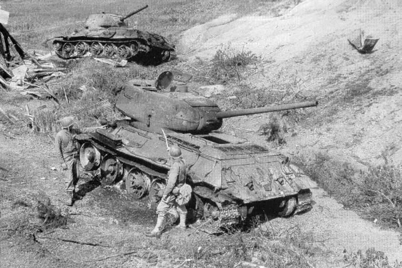 Пара северокорейских Т-34-85, уничтоженных «Першингами» Пара северокорейских Т-34-85, уничтоженных «Першингами»