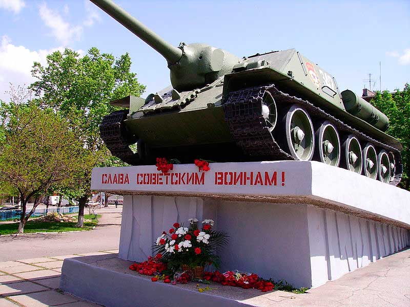 Самоходная артиллерийская установка на площади 30-летия Победы в г. Алчевск (Украина)