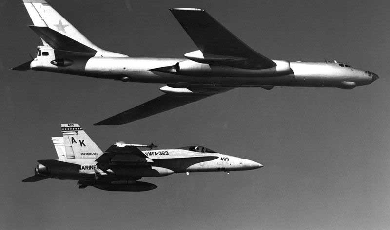 Ту-16 в сопровождении истребителя F/A-18A Hornet ВМС США. Средиземное море, 1985 год.