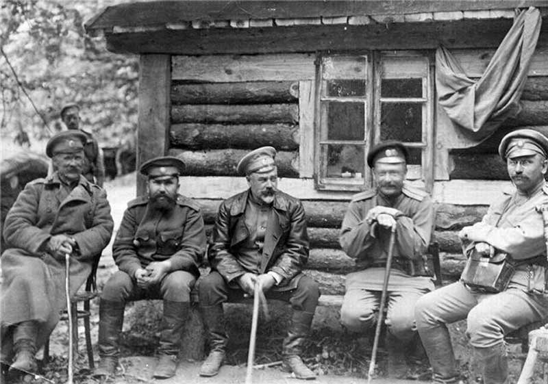 Передышка на фронте, 1916 год. Деникин — в центре Передышка на фронте, 1916 год. Деникин — в центре
