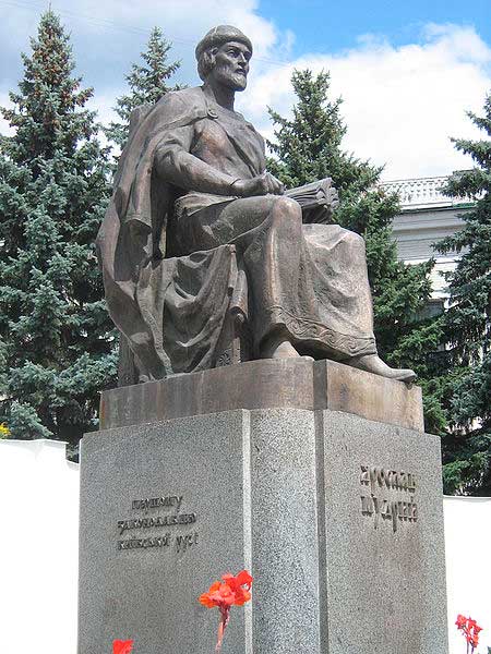 Памятник в Харькове вблизи станции метро Пушкинская