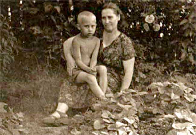 Владимир Путин в возрасте 6 лет со своей матерью. 1958 год Владимир Путин в возрасте 6 лет со своей матерью. 1958 год
