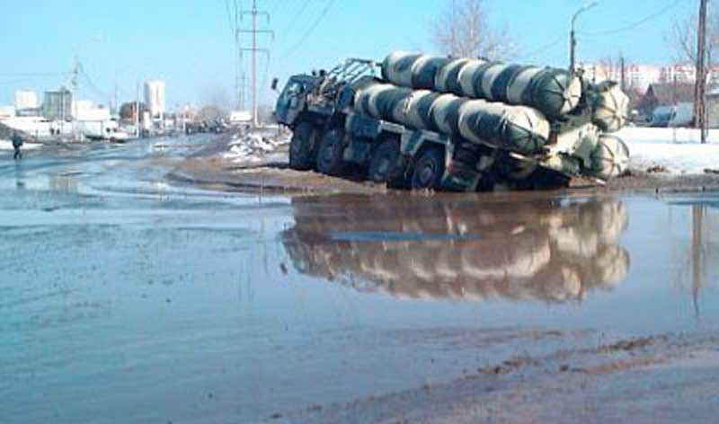 В екатеринбургской грязи застрял зенитно-ракетный комплекс С-300