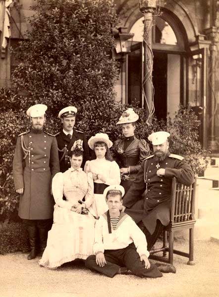 Последняя семейная фотография. Слева направо: цесаревич Николай, великий князь Георгий, императрица Мария Фёдоровна, великая княжна Ольга, великий князь Михаил, великая княжна Ксения и император Александр III. Ливадия, Крым. Май 1893 Последняя семейная фотография. Слева направо: цесаревич Николай, великий князь Георгий, императрица Мария Фёдоровна, великая княжна Ольга, великий князь Михаил, великая княжна Ксения и император Александр III. Ливадия, Крым. Май 1893