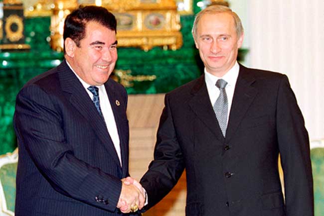 Сапармурат Ниязов и Владимир Путин. Москва, 2000 год. Сапармурат Ниязов и Владимир Путин. Москва, 2000 год.