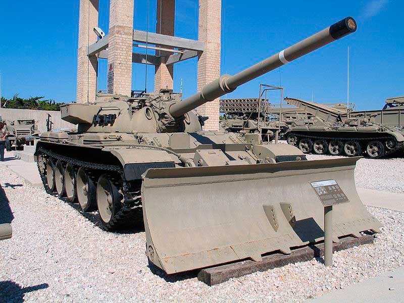 Модифицированный в Израиле Т-54/Т-55. Отличался 105-мм нарезным орудием L7