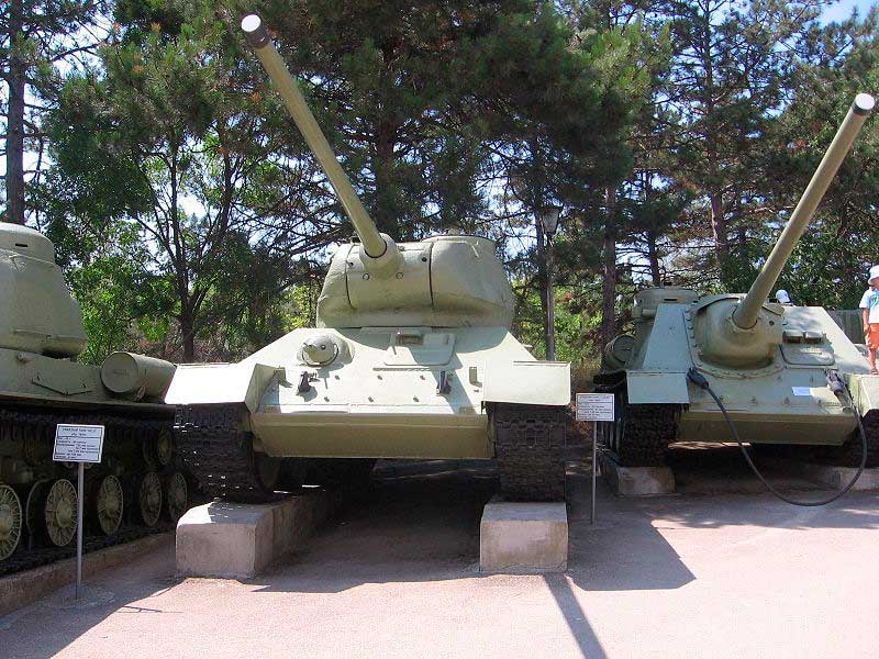 Танк T-34-85 и самоходная артиллерийская установка СУ-100 в музее на Сапун-горе, Севастополь Танк T-34-85 и самоходная артиллерийская установка СУ-100 в музее на Сапун-горе, Севастополь