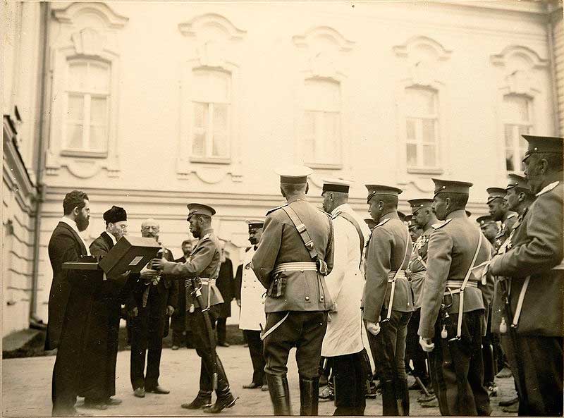 Столыпин (в белом мундире справа) при представлении императору еврейской делегации и поднесении ею Торы. 30 августа 1911 г. Столыпин (в белом мундире справа) при представлении императору еврейской делегации и поднесении ею Торы. 30 августа 1911 г.