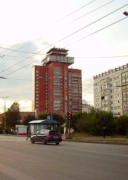 Самый высокий дом Йошкар-Олы (в народе носит название &laquo;одеколон&raquo;)
