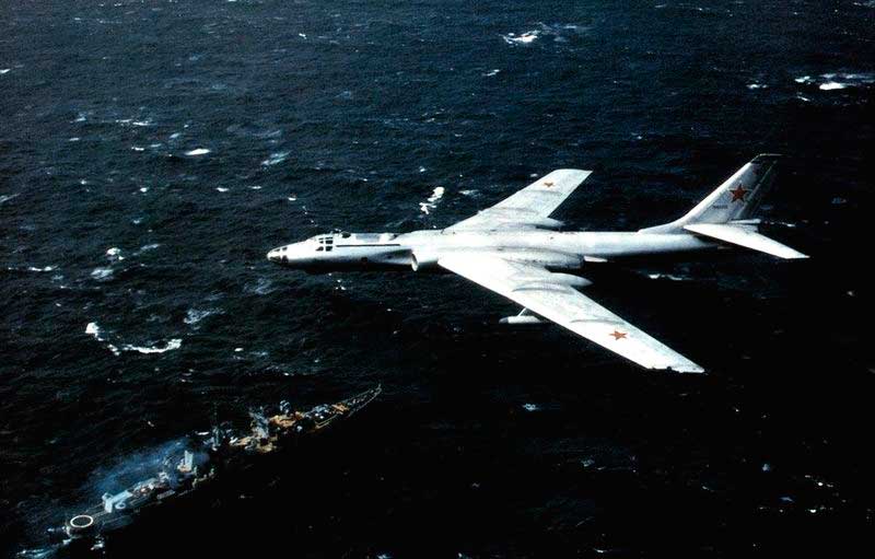 Ту-16 пролетает над советским крейсером, 1984 год.