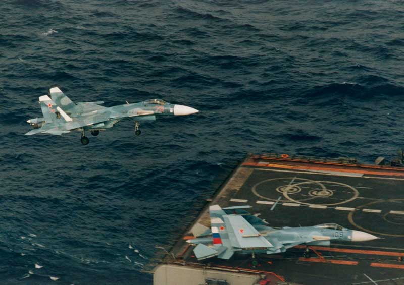 Су-33 - многоцелевой истребитель корабельного базирования Су-33 - многоцелевой истребитель корабельного базирования