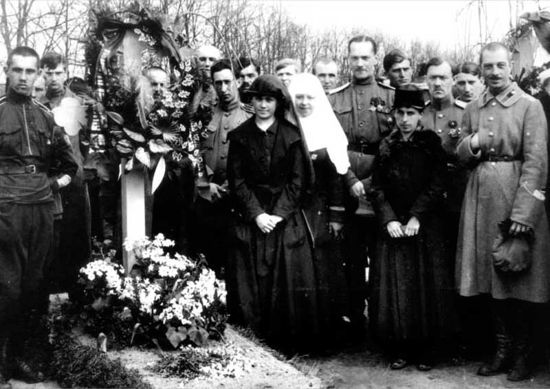 Первопоходники у могилы ген. Корнилова