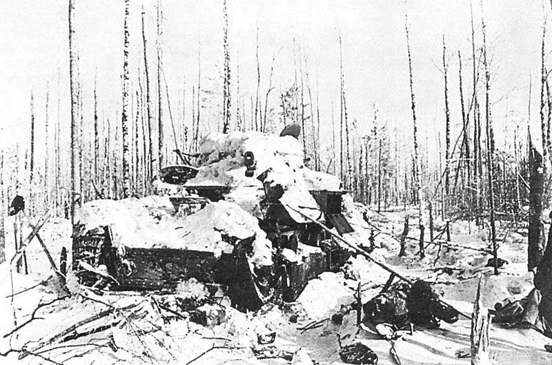 Т-28, уничтоженный во время боёв за высоту 65,5 в районе Сумма-Хотинен. Январь 1940 года Т-28, уничтоженный во время боёв за высоту 65,5 в районе Сумма-Хотинен. Январь 1940 года