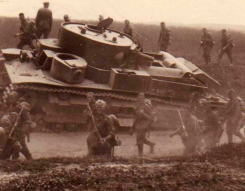 Экранированный Т-28, брошенный экипажем. Украина, июль 1941 года Экранированный Т-28, брошенный экипажем. Украина, июль 1941 года