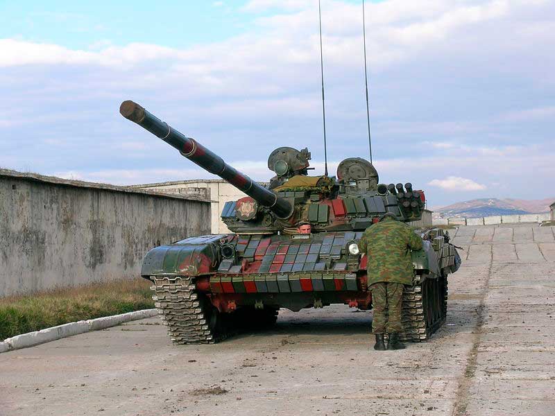 Грузинский T-72Б1, видна установленная на корпусе и башне динамическая защита. Грузинский T-72Б1, видна установленная на корпусе и башне динамическая защита.