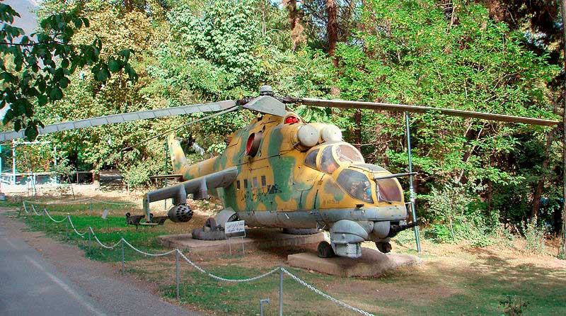 Иракский вертолёт Ми-24, захваченный во время ирано-иракской войны и выставленный в качестве трофея в Военном музее в Тегеране Иракский вертолёт Ми-24, захваченный во время ирано-иракской войны и выставленный в качестве трофея в Военном музее в Тегеране