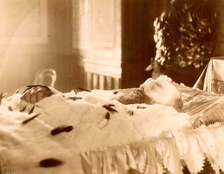 Император Александр III на смертном одре. Ливадия. 20 октября 1894. Фотограф Орлов. Император Александр III на смертном одре. Ливадия. 20 октября 1894. Фотограф Орлов.