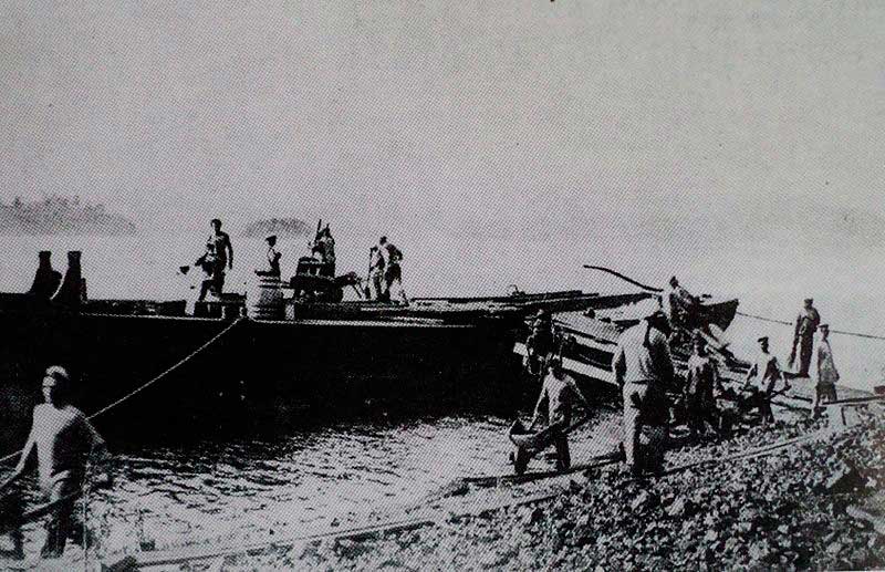 Погрузка сучанского угля в Находке, 1893 год Погрузка сучанского угля в Находке, 1893 год