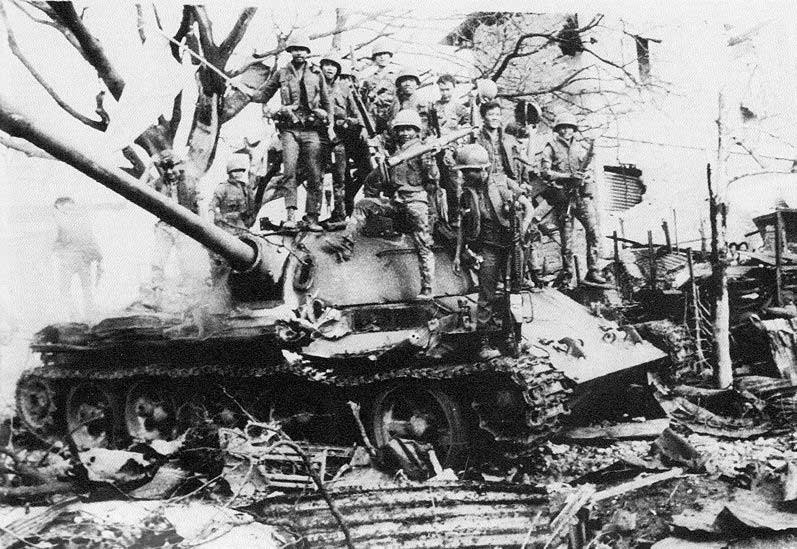 Солдаты ARVN на подбитом танке Т-54 Армии Северного Вьетнама в 1972 году. Операция &laquo;Нгуен Хюэ&raquo;