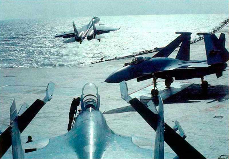 Су-33 - многоцелевой истребитель корабельного базирования Су-33 - многоцелевой истребитель корабельного базирования