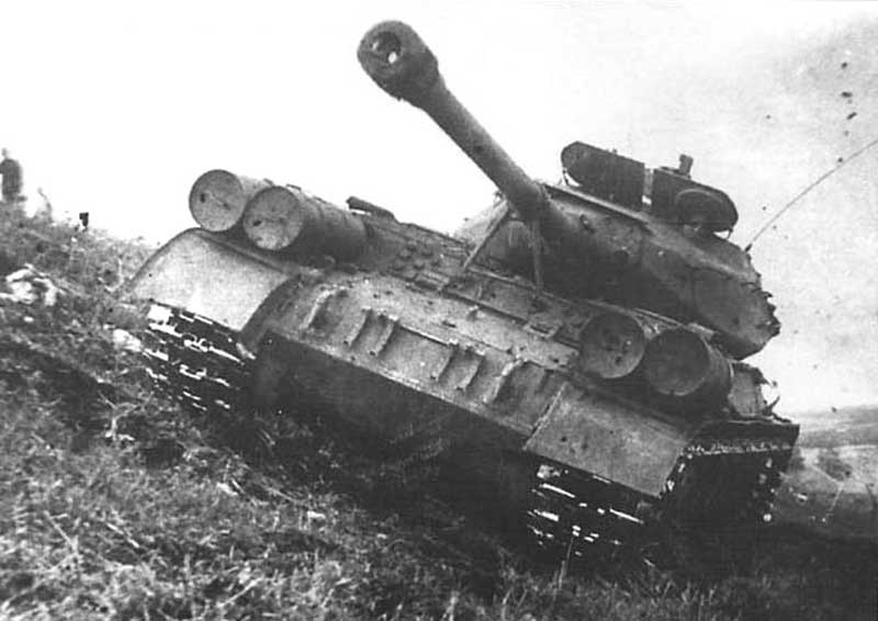 Танк ИС-4 на полигонных испытаниях. Танк ИС-4 на полигонных испытаниях.