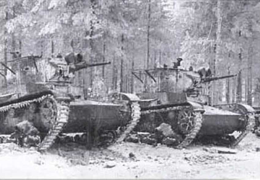 Взвод советских танков T-26, на исходной позиции, перед атакой, 1939 год. Взвод советских танков T-26, на исходной позиции, перед атакой, 1939 год.