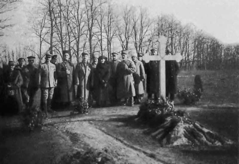 Встреча участников Добровольческой армии на символической могиле Корнилова. Пятый справа — Деникин. 1919 год Встреча участников Добровольческой армии на символической могиле Корнилова. Пятый справа — Деникин. 1919 год