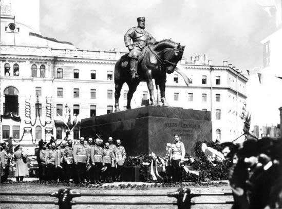 Открытие памятника Александру III в Санкт-Петербурге на Знаменской площади 23 мая 1909 года Открытие памятника Александру III в Санкт-Петербурге на Знаменской площади 23 мая 1909 года