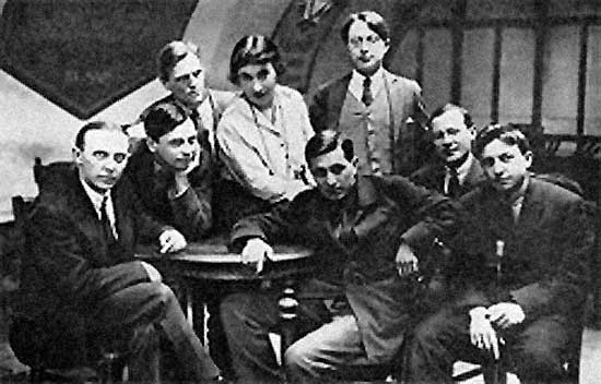 Серапионовы братья.
Слева направо: К. Федин, М. Слонимский, Н. Тихонов, Е. Полонская, М. Зощенко, Н. Никитин, И. Груздев, В. Каверин Серапионовы братья. Слева направо: К. Федин, М. Слонимский, Н. Тихонов, Е. Полонская, М. Зощенко, Н. Никитин, И. Груздев, В. Каверин