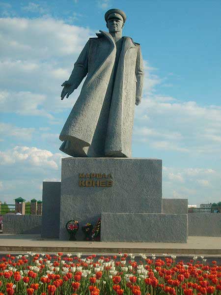 Памятник на площади Маршала Конева в г. Кирове (перенесён из Кракова в 1991 году) Памятник на площади Маршала Конева в г. Кирове (перенесён из Кракова в 1991 году)