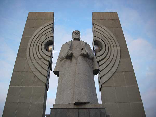 Памятник Курчатову в Челябинске Памятник Курчатову в Челябинске