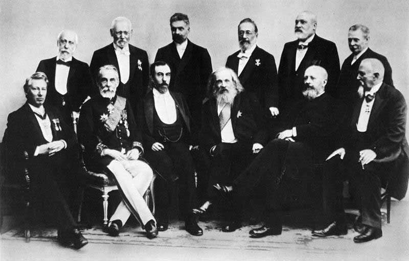 Участники празднования 200-летия Берлинской академии наук: Слева направо стоят: А. Ладенбург, С. Иоргенсен, Э. Гельд, Г. Ландольт, К. Винклер, Т. Торпе; сидят: Я. Вант-Гофф, Ф. Ф. Бейльштейн, У. Рамзай, Д. И. Менделеев, А. Байер, А. Косса. 1900