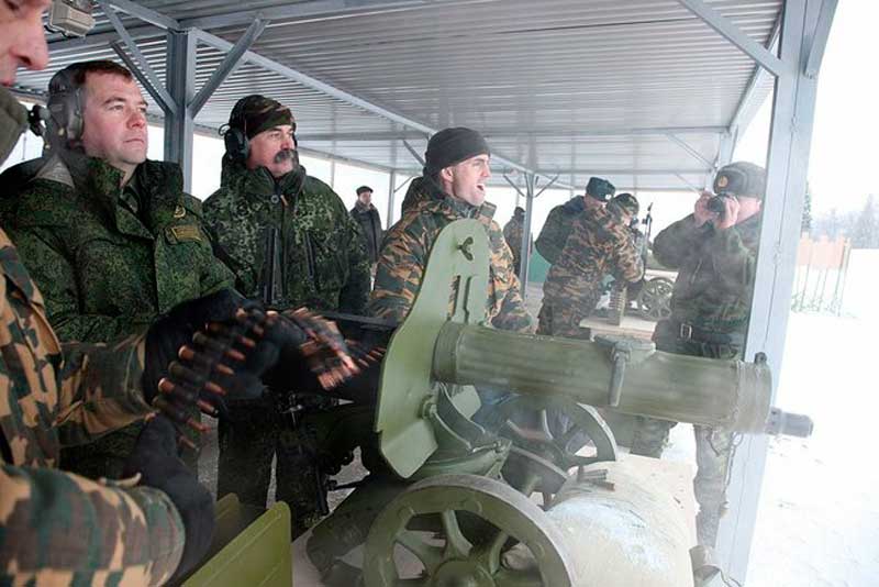Президент РФ Дмитрий Медведев на подмосковном полигоне «Выстрел» (близ Серпухова) ведёт огонь из пулемёта Максима Президент РФ Дмитрий Медведев на подмосковном полигоне «Выстрел» (близ Серпухова) ведёт огонь из пулемёта Максима