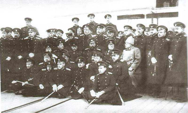 Николай II и адмирал Эссен (в центре) с офицерами Балтийского флота. Пятый слева стоит Колчак. Крейсер «Россия», 25 февраля 1915 года Николай II и адмирал Эссен (в центре) с офицерами Балтийского флота. Пятый слева стоит Колчак. Крейсер «Россия», 25 февраля 1915 года