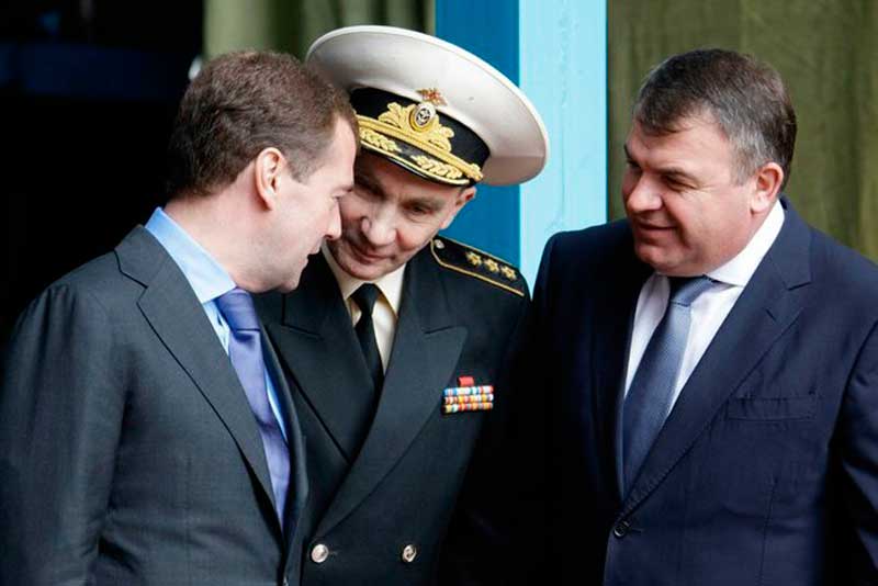 Дмитрий Медведев с Главнокомандующим ВМФ России Владимиром Высоцким и министром обороны Анатолием Сердюковым Дмитрий Медведев с Главнокомандующим ВМФ России Владимиром Высоцким и министром обороны Анатолием Сердюковым