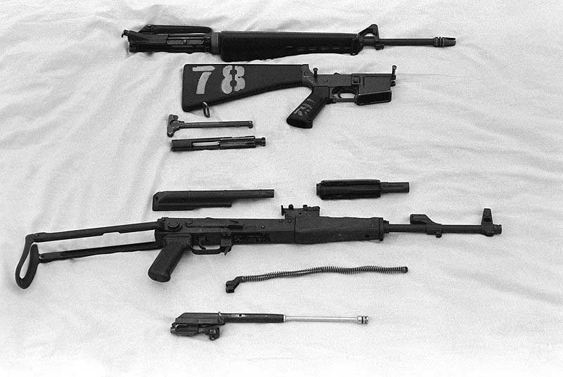Разобранные автоматы: сверху — M16, снизу — АКС Разобранные автоматы: сверху — M16, снизу — АКС