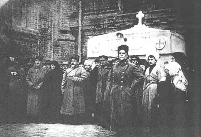 Деникин у могилы основателя Добровольческой армии Михаила Алексеева, Екатеринодар, 1918 год Деникин у могилы основателя Добровольческой армии Михаила Алексеева, Екатеринодар, 1918 год