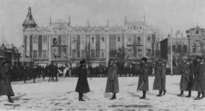 Деникин принимает парад корниловских частей в Екатеринодаре, конец 1918 года Деникин принимает парад корниловских частей в Екатеринодаре, конец 1918 года