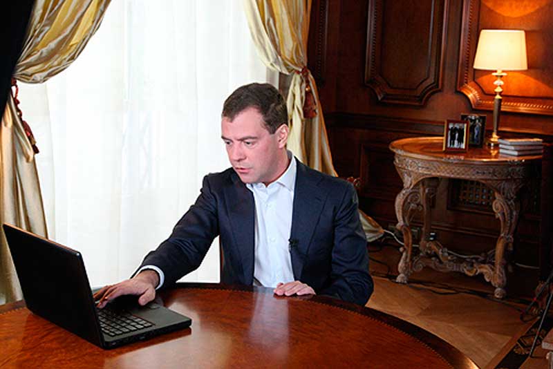 Дмитрий Медведев во время записи видеообращения, посвящённого проблеме глобального финансового кризиса, 23 октября 2008 года. Дмитрий Медведев во время записи видеообращения, посвящённого проблеме глобального финансового кризиса, 23 октября 2008 года.
